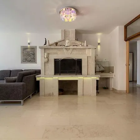 Holiday home Mit Privatpool Fuer 14 Personen Ca 360 Qm In Medulin, Istrien Suedkueste Von Istrien