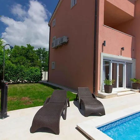 Mit Privatpool Fuer 14 Personen Ca 360 Qm In Medulin, Istrien Suedkueste Von Istrien Holiday home