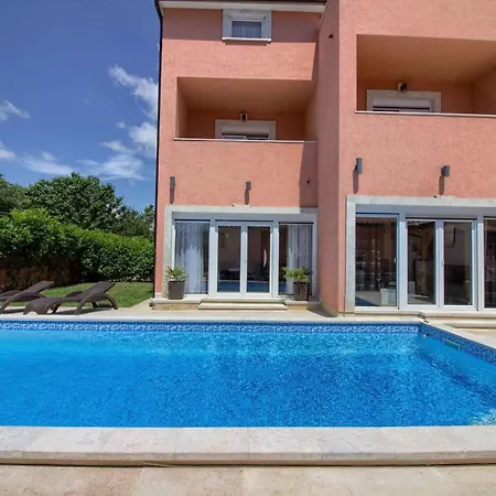 Holiday home Mit Privatpool Fuer 14 Personen Ca 360 Qm In Medulin, Istrien Suedkueste Von Istrien