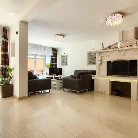 Mit Privatpool Fuer 14 Personen Ca 360 Qm In Medulin, Istrien Suedkueste Von Istrien Holiday home